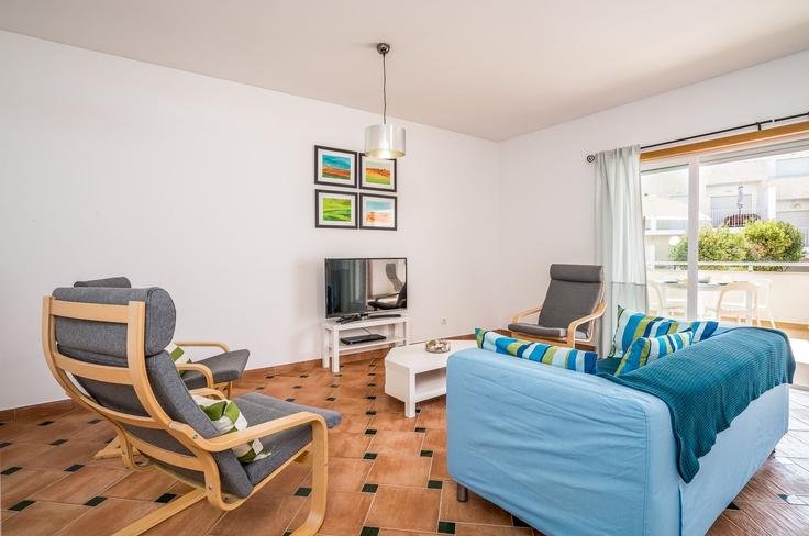 Elegante sala de estar con mobiliario moderno en un apartamento en Building Rua Francisco José Nascimento Bateira - bmyguest - 1336765 en Santa Luzia, Santa Luzia