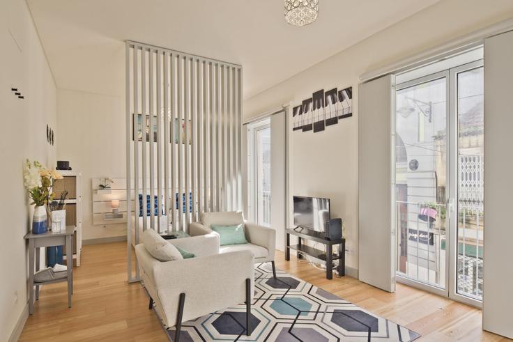 Elegante sala de estar con mobiliario moderno en un apartamento en Building Rua da Graça - bmyguest - 1336763 en São Vicente, Lisbon