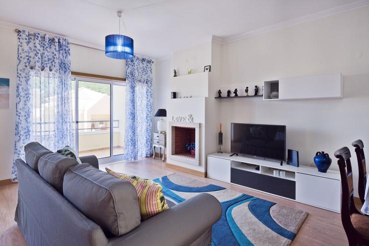 Sala de estar elegantemente projetada com móveis modernos em um apartamento no Building Rua de Veleiros - bmyguest - 1336752 em Castelo, Sesimbra