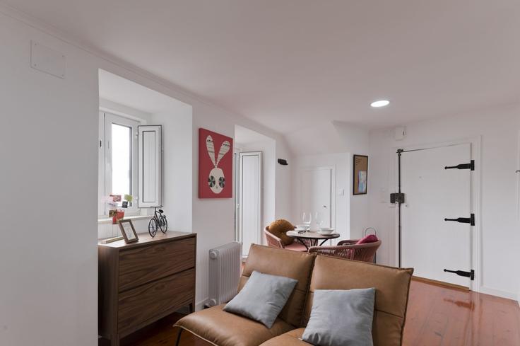 Elegant gestaltetes Wohnzimmer mit moderner Einrichtung in einer Wohnung im Building Beco do Maquinez - bmyguest - 1468366 in Santa Maria Maior, Lisbon