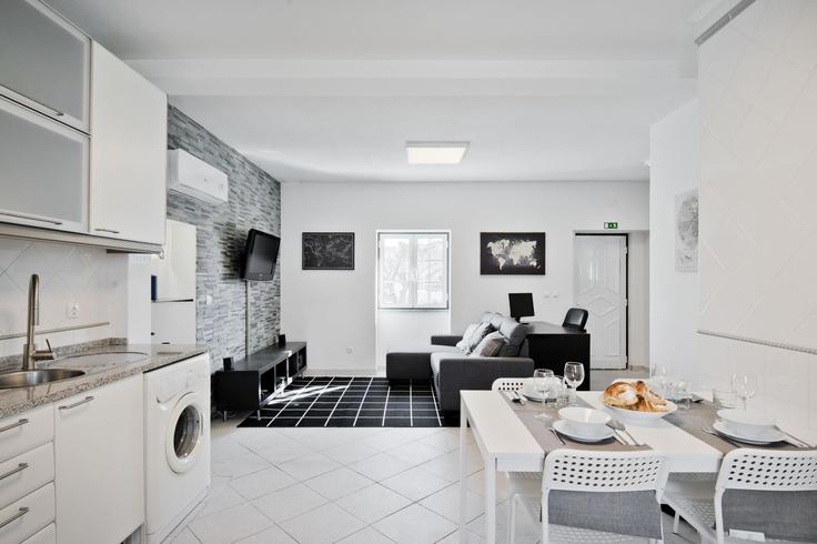 Elegante sala de estar con mobiliario moderno en un apartamento en Building Rua Angola - bmyguest - 1336770 en Alcabideche, Alcabideche