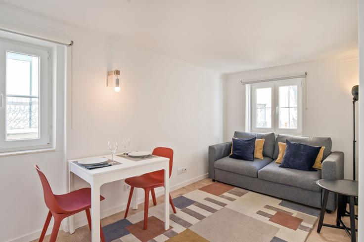 Salle de séjour élégante avec mobilier moderne dans un appartement à Building Rua do Castelo Picão - bmyguest - 1336758 à Santa Maria Maior, Lisbon Salle de séjour élégante avec mobilier moderne dans un appartement à Building Rua do Castelo Picão - bmyguest - 1336758 à Santa Maria Maior, Lisbon