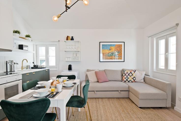 Elegante sala de estar con mobiliario moderno en un apartamento en Building Rua do Castelo Picão - bmyguest - 1336766 en Santa Maria Maior, Lisbon