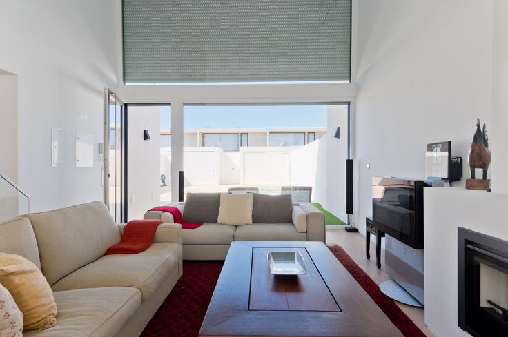 Sala de estar elegantemente projetada com móveis modernos em um apartamento no Building Rua Cidade de Évora - bmyguest - 1329420 em Castelo, Sesimbra