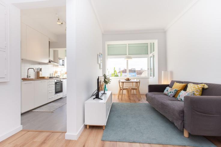 Sala de estar elegantemente projetada com móveis modernos em um apartamento no Building Travessa Moinho Velho - bmyguest - 1336768 em Ajuda, Lisbon Sala de estar elegantemente projetada com móveis modernos em um apartamento no Building Travessa Moinho Velho - bmyguest - 1336768 em Ajuda, Lisbon