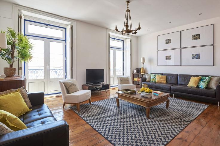 Lisbon Santa Maria MaiorのBuilding Rua do Jardim do Tabaco - bmyguest - 1389771のアパートメントにある、モダンな家具を備えたエレガントなデザインのリビングルーム