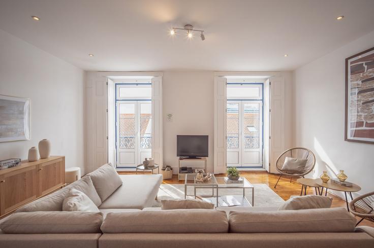Salle de séjour élégante avec mobilier moderne dans un appartement à Building Rua do Jardim do Tabaco - bmyguest - 1389771 à Santa Maria Maior, Lisbon