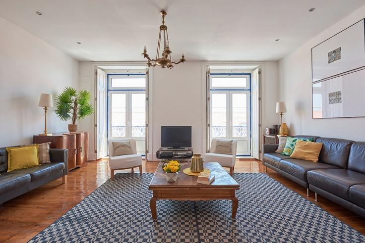 Sala de estar elegantemente projetada com móveis modernos em um apartamento no Building Rua do Jardim do Tabaco - bmyguest - 1389771 em Santa Maria Maior, Lisbon Sala de estar elegantemente projetada com móveis modernos em um apartamento no Building Rua do Jardim do Tabaco - bmyguest - 1389771 em Santa Maria Maior, Lisbon