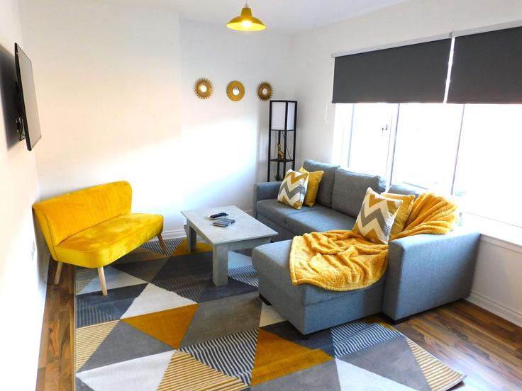 Building Low Waters Road - bnb-guru - 1296642 - LON adresindeki bir dairede modern mobilyalarla zarif bir şekilde tasarlanmış oturma odası Silvertonhill, Hamilton