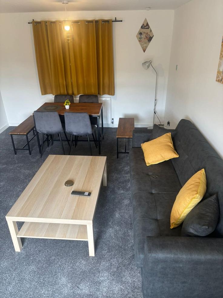Sala de estar elegantemente projetada com móveis modernos em um apartamento no Building Laurenstone Terrace - bnb-guru - 1296665 - LON em Calderwood, Glasgow