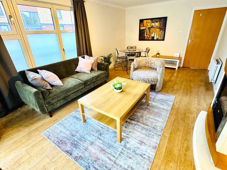 Building Minerva Way - bnb-guru - 1643443 adresindeki bir dairede modern mobilyalarla zarif bir şekilde tasarlanmış oturma odası Yorkhill and Kelvingrove, Glasgow Building Minerva Way - bnb-guru - 1643443 adresindeki bir dairede modern mobilyalarla zarif bir şekilde tasarlanmış oturma odası Yorkhill and Kelvingrove, Glasgow