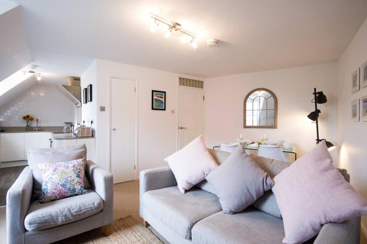 Sala de estar elegantemente projetada com móveis modernos em um apartamento no Building Shirelake Close - bnb-living - 1460284 em Oxford, Oxford