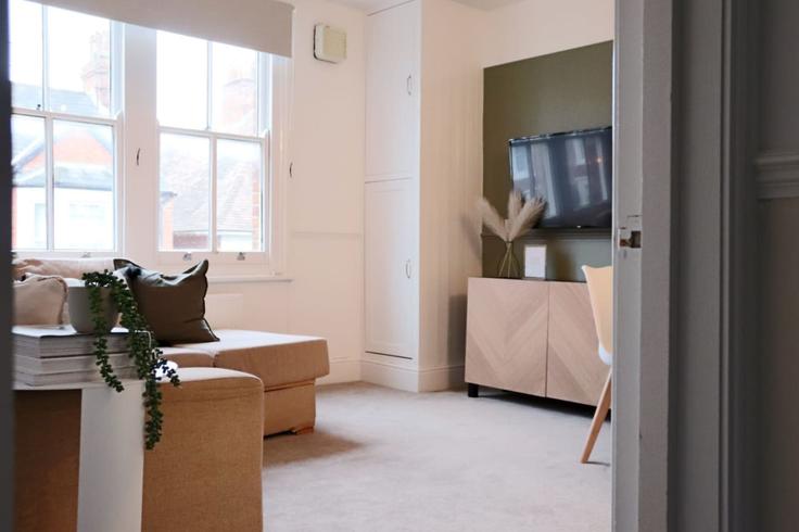 Sala de estar elegantemente projetada com móveis modernos em um apartamento no Building Chilswell Road - bnb-living - 1460285 em Oxford, Oxford