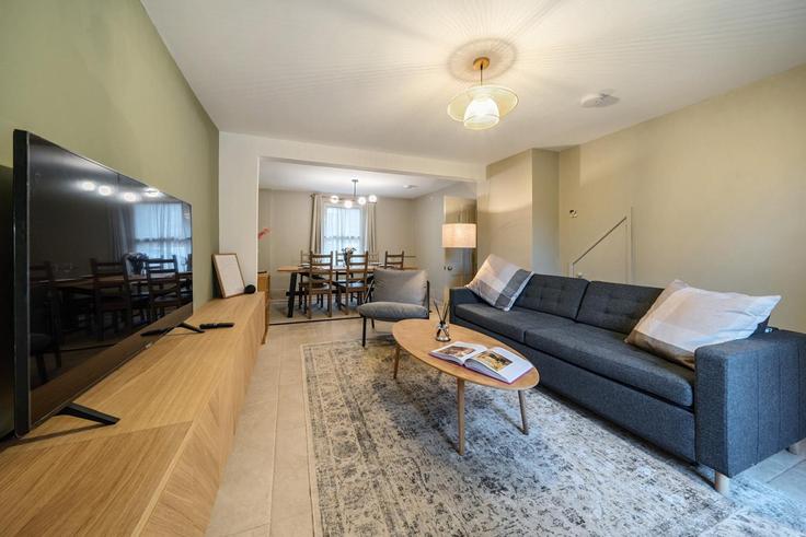 Elegant gestaltetes Wohnzimmer mit moderner Einrichtung in einer Wohnung im Building Earl Street - bnb-living - 1460298 in Oxford, Oxford