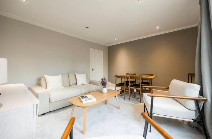 Sala de estar elegantemente projetada com móveis modernos em um apartamento no Building Botley Road - bnb-living - 1460299 em Oxford, Oxford
