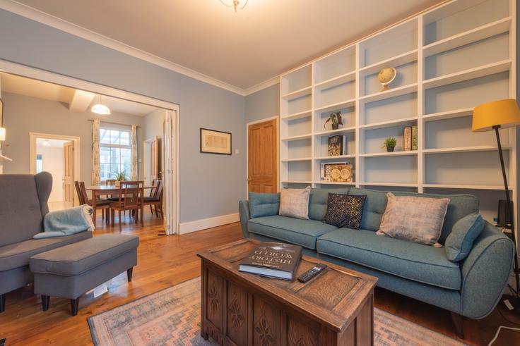 Elegante sala de estar con mobiliario moderno en un apartamento en Building high streets peterport - bnb-living - 1699405 en Moffat and District, Moffat