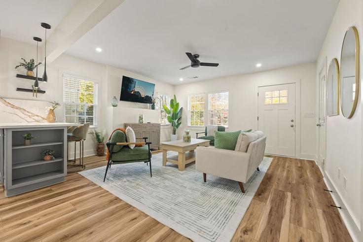 Elegant gestaltetes Wohnzimmer mit moderner Einrichtung in einer Wohnung im Building Mayflower Avenue Southwest - bnb-made-simple - 1609616 in Atlanta, Atlanta