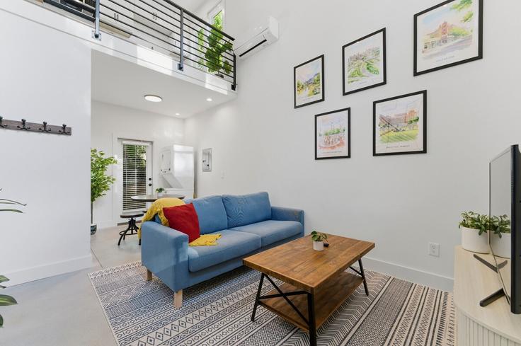 Salle de séjour élégante avec mobilier moderne dans un appartement à Building Clay Street Southeast - bnb-made-simple - 1609603 à Atlanta, Atlanta