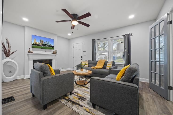 Salle de séjour élégante avec mobilier moderne dans un appartement à Building Erin Avenue Southwest - bnb-made-simple - 1609610 à Atlanta, Atlanta