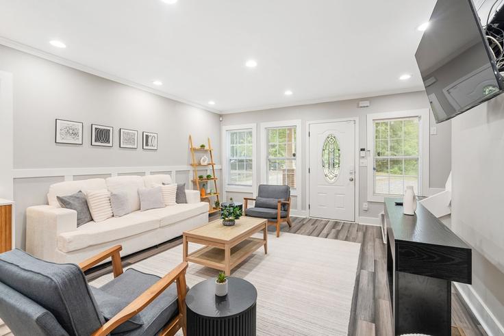 Atlanta AtlantaのBuilding Bridges Avenue Southwest - bnb-made-simple - 1609634のアパートメントにある、モダンな家具を備えたエレガントなデザインのリビングルーム Atlanta AtlantaのBuilding Bridges Avenue Southwest - bnb-made-simple - 1609634のアパートメントにある、モダンな家具を備えたエレガントなデザインのリビングルーム