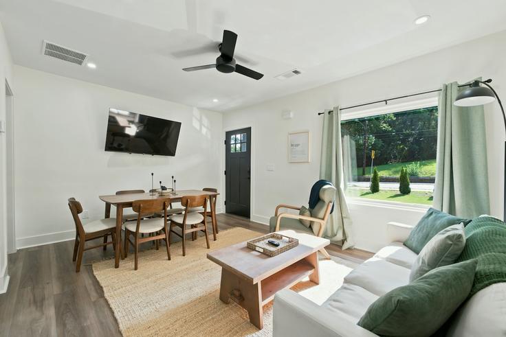 Salle de séjour élégante avec mobilier moderne dans un appartement à Building Hamilton E Holmes Drive Northwest - bnb-made-simple - 1609631 à Atlanta, Atlanta Salle de séjour élégante avec mobilier moderne dans un appartement à Building Hamilton E Holmes Drive Northwest - bnb-made-simple - 1609631 à Atlanta, Atlanta
