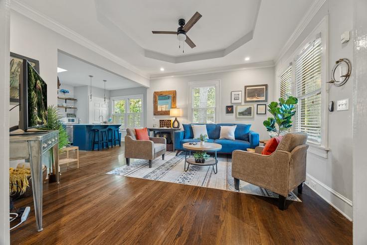 Elegant gestaltetes Wohnzimmer mit moderner Einrichtung in einer Wohnung im Building DeKalb Avenue Northeast - bnb-made-simple - 1609599 in Atlanta, Atlanta Elegant gestaltetes Wohnzimmer mit moderner Einrichtung in einer Wohnung im Building DeKalb Avenue Northeast - bnb-made-simple - 1609599 in Atlanta, Atlanta