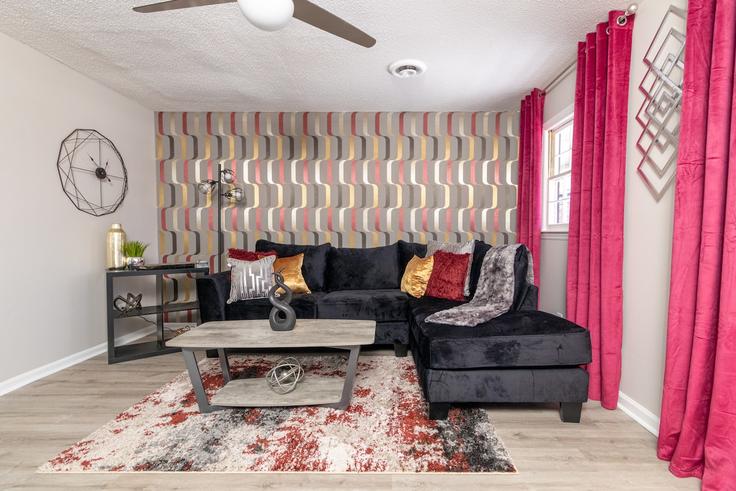 Elegant gestaltetes Wohnzimmer mit moderner Einrichtung in einer Wohnung im Building Denny Circle - bnb-made-simple - 1609618 in Graham, Graham