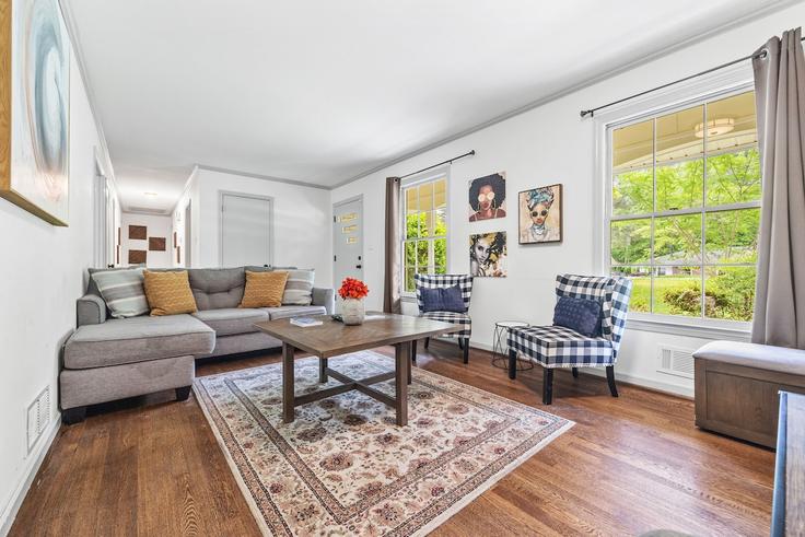 Sala de estar elegantemente projetada com móveis modernos em um apartamento no Building Ben Hill Road - bnb-made-simple - 1609632 em East Point, East Point