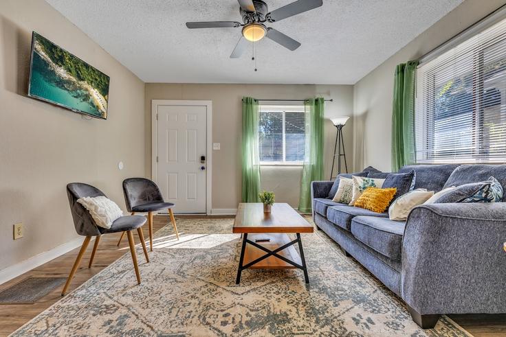 Sala de estar elegantemente projetada com móveis modernos em um apartamento no Building Walker Avenue - bnb-made-simple - 1609612 em East Point, East Point