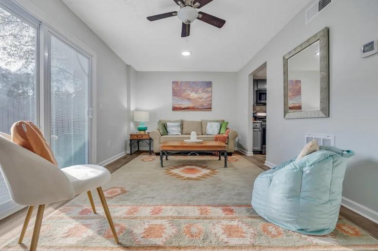 Elegante sala de estar con mobiliario moderno en un apartamento en Building Long Beach Circle - bnb-made-simple - 1609590 en Sandy Springs, Sandy Springs Elegante sala de estar con mobiliario moderno en un apartamento en Building Long Beach Circle - bnb-made-simple - 1609590 en Sandy Springs, Sandy Springs