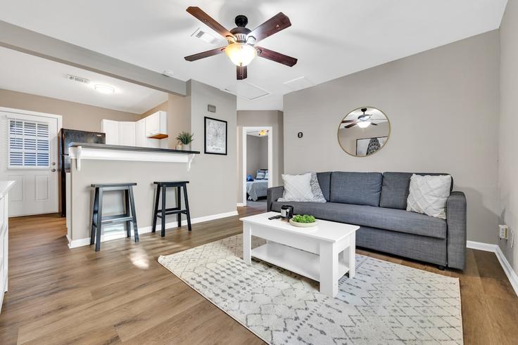 Salle de séjour élégante avec mobilier moderne dans un appartement à Building South Avenue Southeast - bnb-made-simple - 1609626 à Atlanta, Atlanta