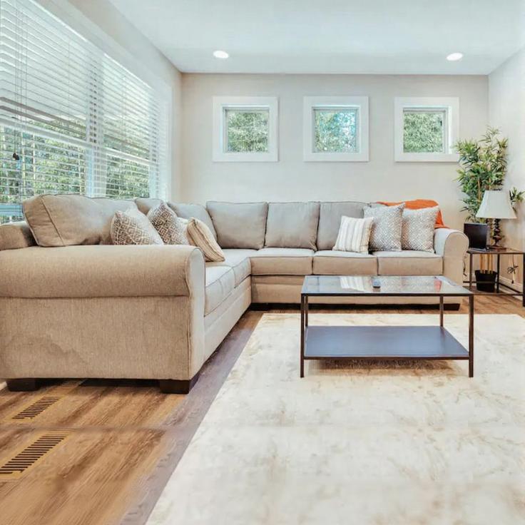 Elegante sala de estar con mobiliario moderno en un apartamento en Building Mary Lane - bnb-made-simple - 1609607 en Marietta, Marietta Elegante sala de estar con mobiliario moderno en un apartamento en Building Mary Lane - bnb-made-simple - 1609607 en Marietta, Marietta