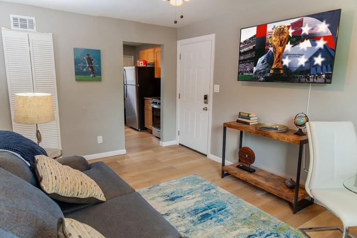 Salle de séjour élégante avec mobilier moderne dans un appartement à Building Griffin Street Northwest - bnb-properties-group - 1580007 à Atlanta, Atlanta Salle de séjour élégante avec mobilier moderne dans un appartement à Building Griffin Street Northwest - bnb-properties-group - 1580007 à Atlanta, Atlanta