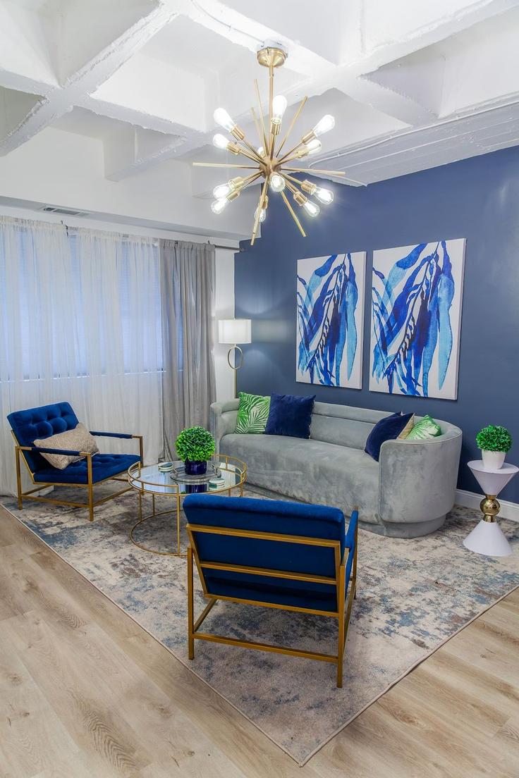 Salle de séjour élégante avec mobilier moderne dans un appartement à Building Peachtree Road Northeast - bnb-properties-group - 1580009 à Atlanta, Atlanta Salle de séjour élégante avec mobilier moderne dans un appartement à Building Peachtree Road Northeast - bnb-properties-group - 1580009 à Atlanta, Atlanta