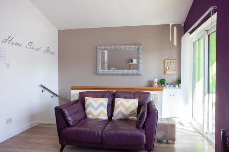 Glasgow CraigtonのBuilding Mosspark Boulevard - bnbhost - 1072767のアパートメントにある、モダンな家具を備えたエレガントなデザインのリビングルーム Glasgow CraigtonのBuilding Mosspark Boulevard - bnbhost - 1072767のアパートメントにある、モダンな家具を備えたエレガントなデザインのリビングルーム