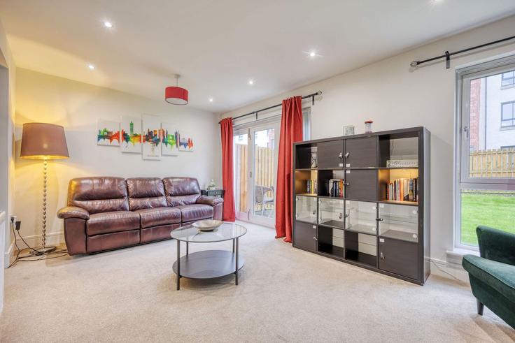 Glasgow OatlandsのBuilding Hunterscraig Drive - bnbhost - 1459265のアパートメントにある、モダンな家具を備えたエレガントなデザインのリビングルーム Glasgow OatlandsのBuilding Hunterscraig Drive - bnbhost - 1459265のアパートメントにある、モダンな家具を備えたエレガントなデザインのリビングルーム