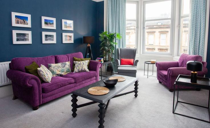 Salle de séjour élégante avec mobilier moderne dans un appartement à Building Sauchiehall Street - bnbhost - 1072772 à Yorkhill and Kelvingrove, Glasgow