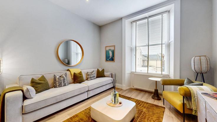 Sala de estar elegantemente projetada com móveis modernos em um apartamento no Building Bath Street - bnbhost - 1391599 em Glasgow, Glasgow Sala de estar elegantemente projetada com móveis modernos em um apartamento no Building Bath Street - bnbhost - 1391599 em Glasgow, Glasgow