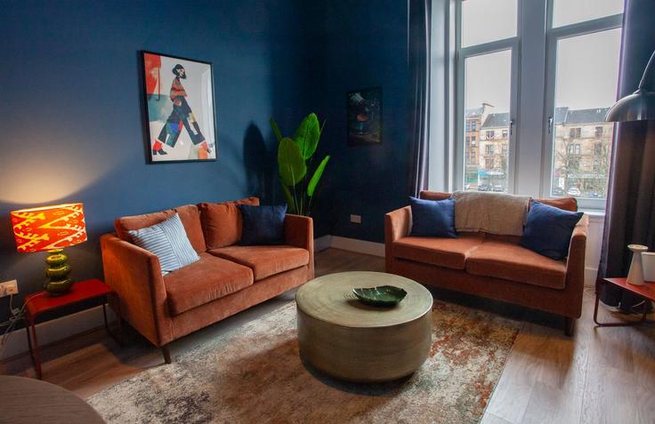 Elegant gestaltetes Wohnzimmer mit moderner Einrichtung in einer Wohnung im Building Hyndland Street - bnbhost - 1072708 - LON in Partick, Glasgow