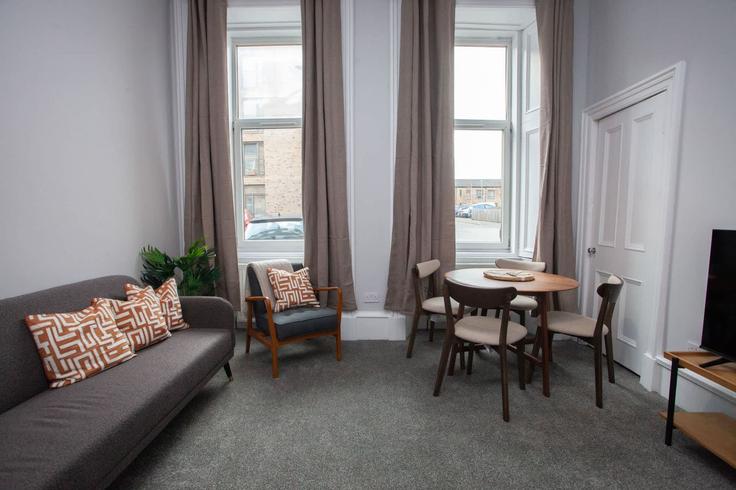 Salle de séjour élégante avec mobilier moderne dans un appartement à Building Clutha Street - bnbhost - 1532589 à Ibrox and Cessnock, Glasgow Salle de séjour élégante avec mobilier moderne dans un appartement à Building Clutha Street - bnbhost - 1532589 à Ibrox and Cessnock, Glasgow