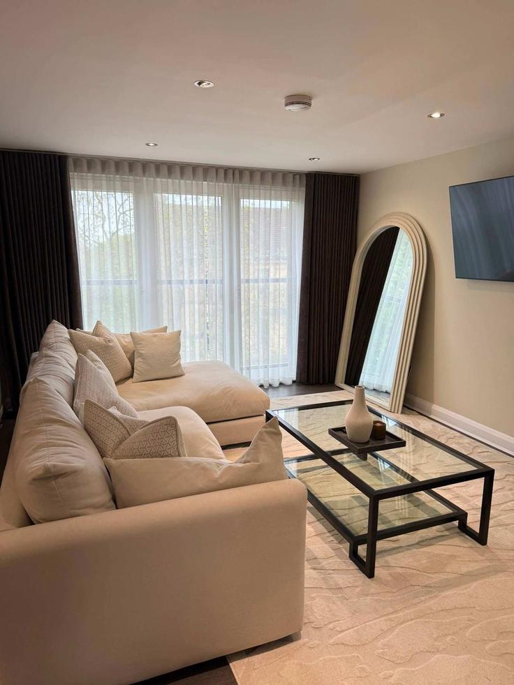 Elegante sala de estar con mobiliario moderno en un apartamento en Building Broomhill Avenue - bnbhost - 1620577 en Broomhill, Glasgow Elegante sala de estar con mobiliario moderno en un apartamento en Building Broomhill Avenue - bnbhost - 1620577 en Broomhill, Glasgow