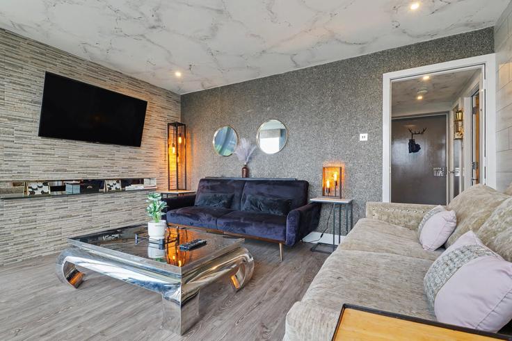 Salle de séjour élégante avec mobilier moderne dans un appartement à Building Buchanan Street - bnbhost - 1635723 à Blythswood and Broomielaw, Glasgow