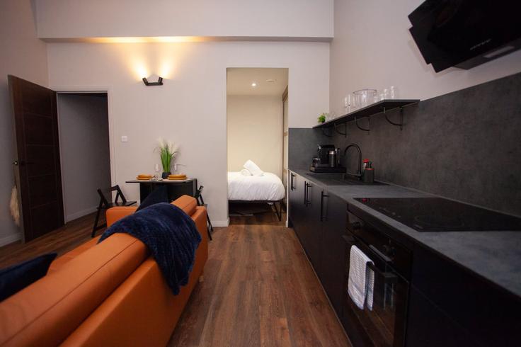 Elegant gestaltetes Wohnzimmer mit moderner Einrichtung in einer Wohnung im Building Miller Street - bnbhost - 1633304 in Merchant City and Trongate, Glasgow Elegant gestaltetes Wohnzimmer mit moderner Einrichtung in einer Wohnung im Building Miller Street - bnbhost - 1633304 in Merchant City and Trongate, Glasgow