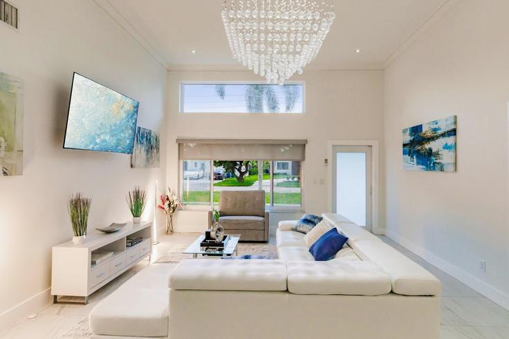 Elegante sala de estar con mobiliario moderno en un apartamento en Building Country Club Drive & Southview - bnbhyperion - 1026162 - MIA en Aventura, Aventura
