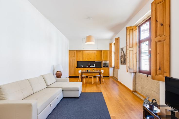 Porto União das freguesias de Cedofeita, Santo Ildefonso, Sé, Miragaia, São Nicolau e VitóriaのBuilding Rua de Fernandes Tomás - bnbird-homes-lda - 1556029のアパートメントにある、モダンな家具を備えたエレガントなデザインのリビングルーム Porto União das freguesias de Cedofeita, Santo Ildefonso, Sé, Miragaia, São Nicolau e VitóriaのBuilding Rua de Fernandes Tomás - bnbird-homes-lda - 1556029のアパートメントにある、モダンな家具を備えたエレガントなデザインのリビングルーム