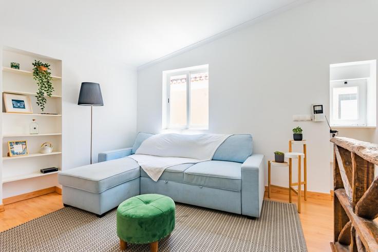 Sala de estar elegantemente projetada com móveis modernos em um apartamento no Building Rua São José - bnbird-homes-lda - 1556187 em Santo António, Lisbon Sala de estar elegantemente projetada com móveis modernos em um apartamento no Building Rua São José - bnbird-homes-lda - 1556187 em Santo António, Lisbon