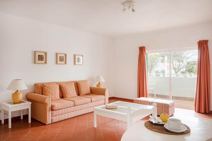 Elegante sala de estar con mobiliario moderno en un apartamento en Building Aldeamento Prainha Club - bnbird-homes-lda - 1555927 en Alvor, Alvor Elegante sala de estar con mobiliario moderno en un apartamento en Building Aldeamento Prainha Club - bnbird-homes-lda - 1555927 en Alvor, Alvor