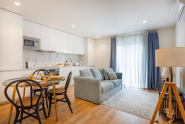 Sala de estar elegantemente projetada com móveis modernos em um apartamento no Building Rua do Paraíso - bnbird-homes-lda - 1556055 em União das freguesias de Cedofeita, Santo Ildefonso, Sé, Miragaia, São Nicolau e Vitória, Porto Sala de estar elegantemente projetada com móveis modernos em um apartamento no Building Rua do Paraíso - bnbird-homes-lda - 1556055 em União das freguesias de Cedofeita, Santo Ildefonso, Sé, Miragaia, São Nicolau e Vitória, Porto