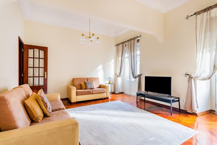 Sala de estar elegantemente projetada com móveis modernos em um apartamento no Building Rua Joaquim António de Aguiar - bnbird-homes-lda - 1556181 em Campolide, Lisbon Sala de estar elegantemente projetada com móveis modernos em um apartamento no Building Rua Joaquim António de Aguiar - bnbird-homes-lda - 1556181 em Campolide, Lisbon