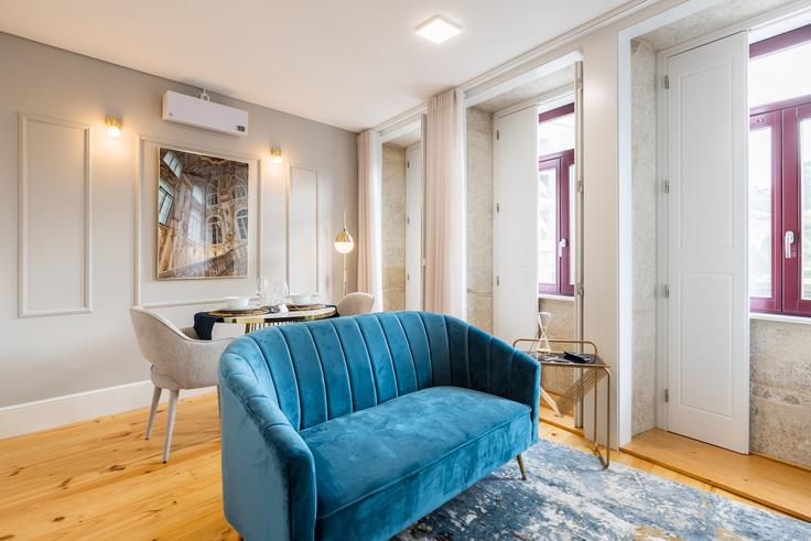 Elegant gestaltetes Wohnzimmer mit moderner Einrichtung in einer Wohnung im Building Rua de Santa Catarina - bnbird-homes-lda - 1556061 in União das freguesias de Cedofeita, Santo Ildefonso, Sé, Miragaia, São Nicolau e Vitória, Porto Elegant gestaltetes Wohnzimmer mit moderner Einrichtung in einer Wohnung im Building Rua de Santa Catarina - bnbird-homes-lda - 1556061 in União das freguesias de Cedofeita, Santo Ildefonso, Sé, Miragaia, São Nicolau e Vitória, Porto